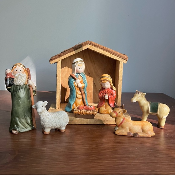 Vintage Home for the Holidays Porcelain Nativity Scene with Inn and 7 Pieces - Picture 2 of 7